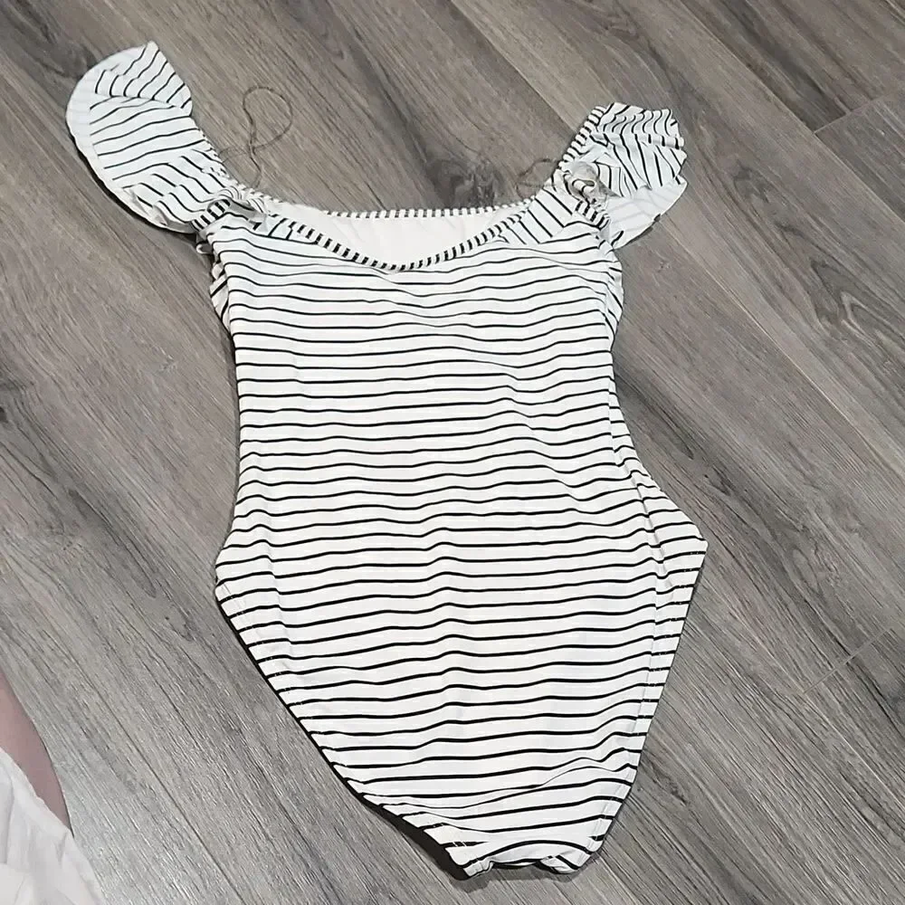 EUC Vince Camuto Black & White Striped Ruffel One Piece Swimsuit